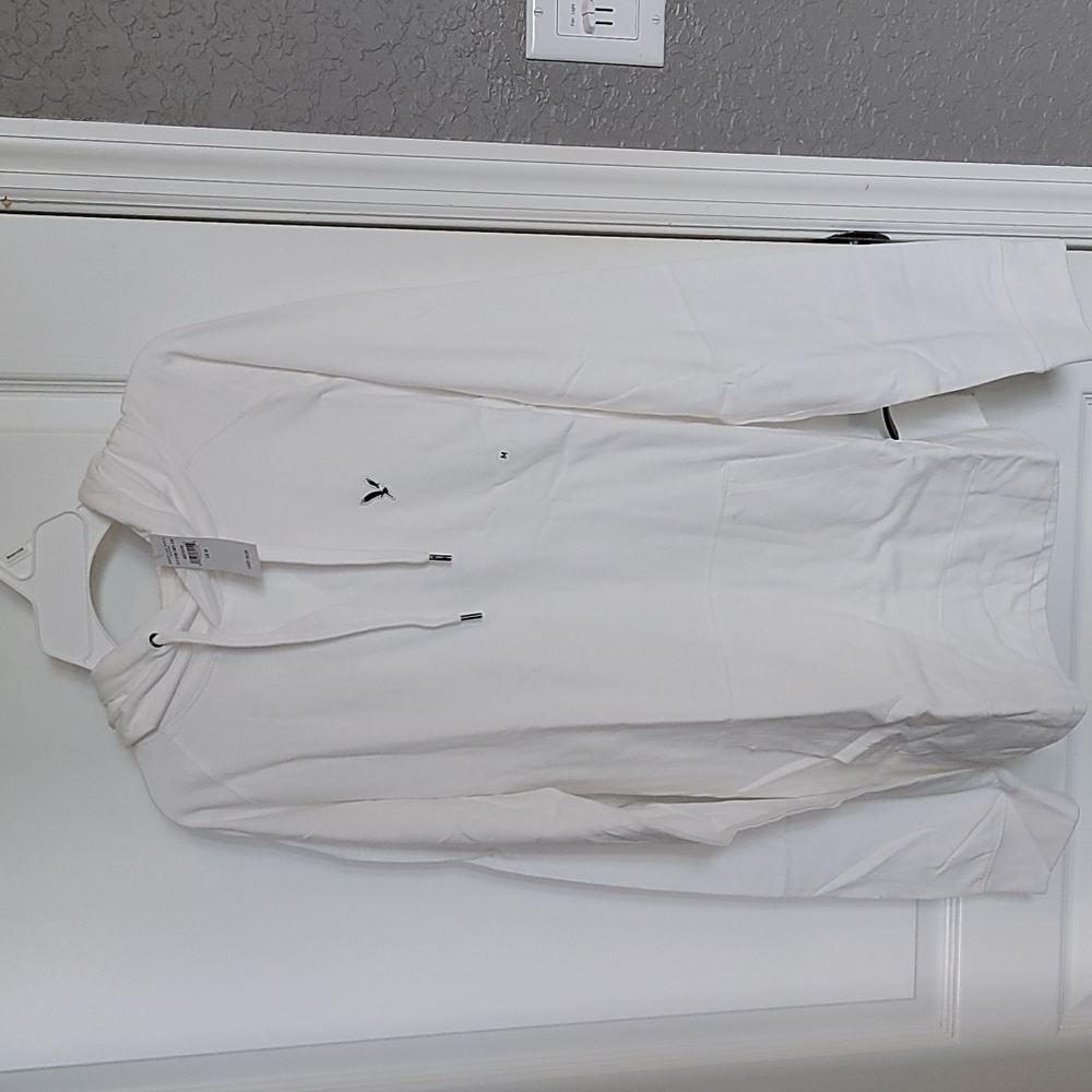 American eagle long Sleeve hooded pull over. Size Medium